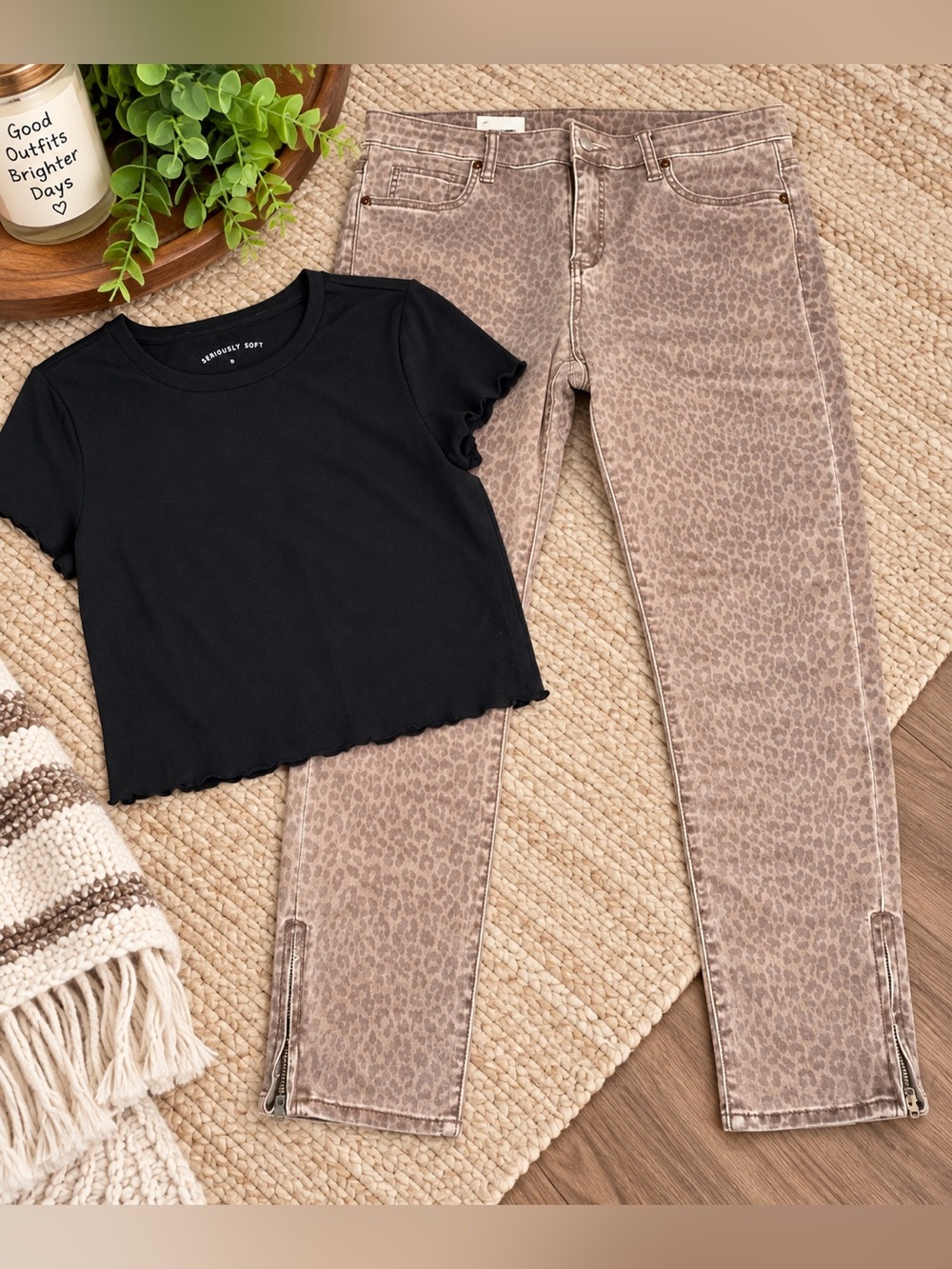 American Eagle Black Cropped Tee + Leopard Print Jeans Outfit